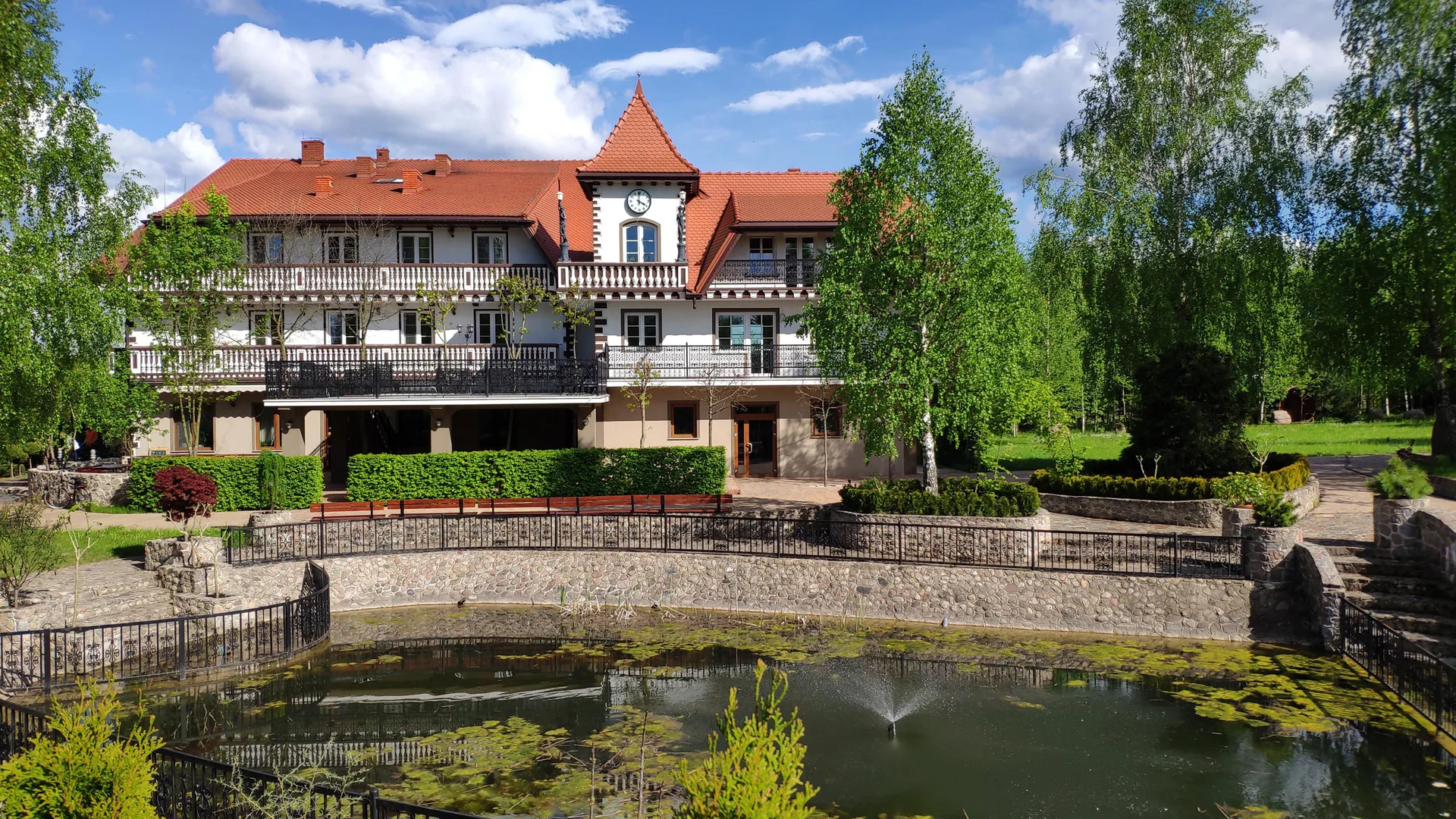 Dwór Bartnika in Narewka, Poland